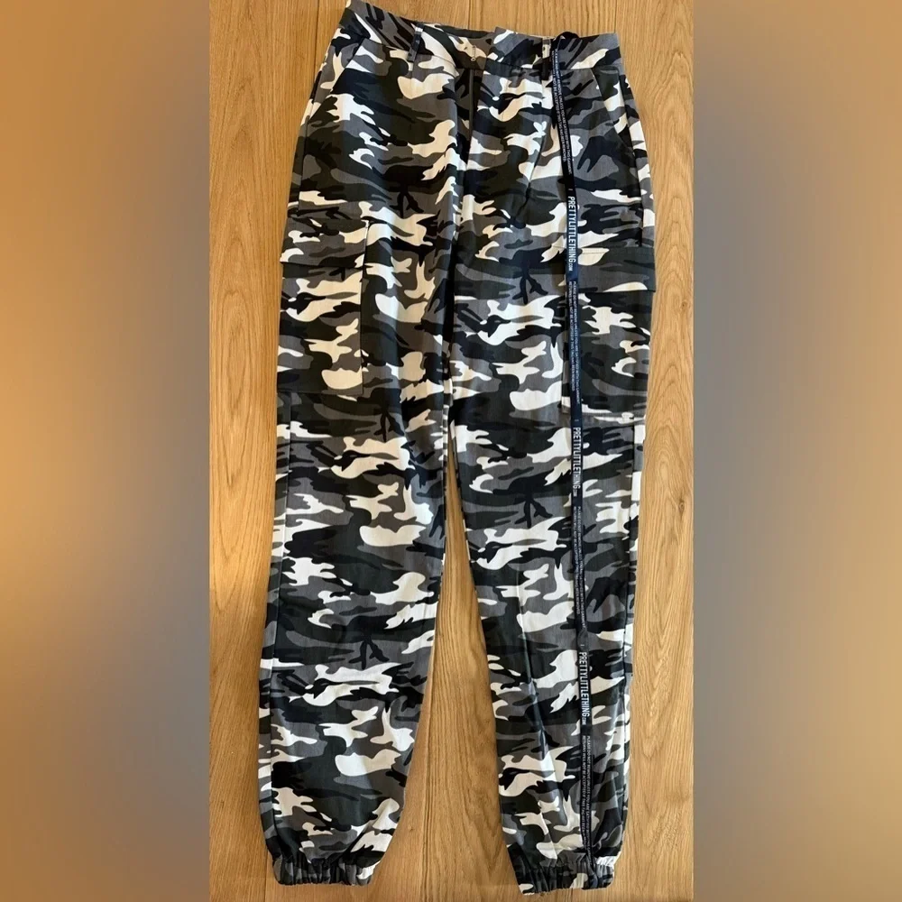 New PrettyLittleThing Grey Camo Cargo Pants Size 4